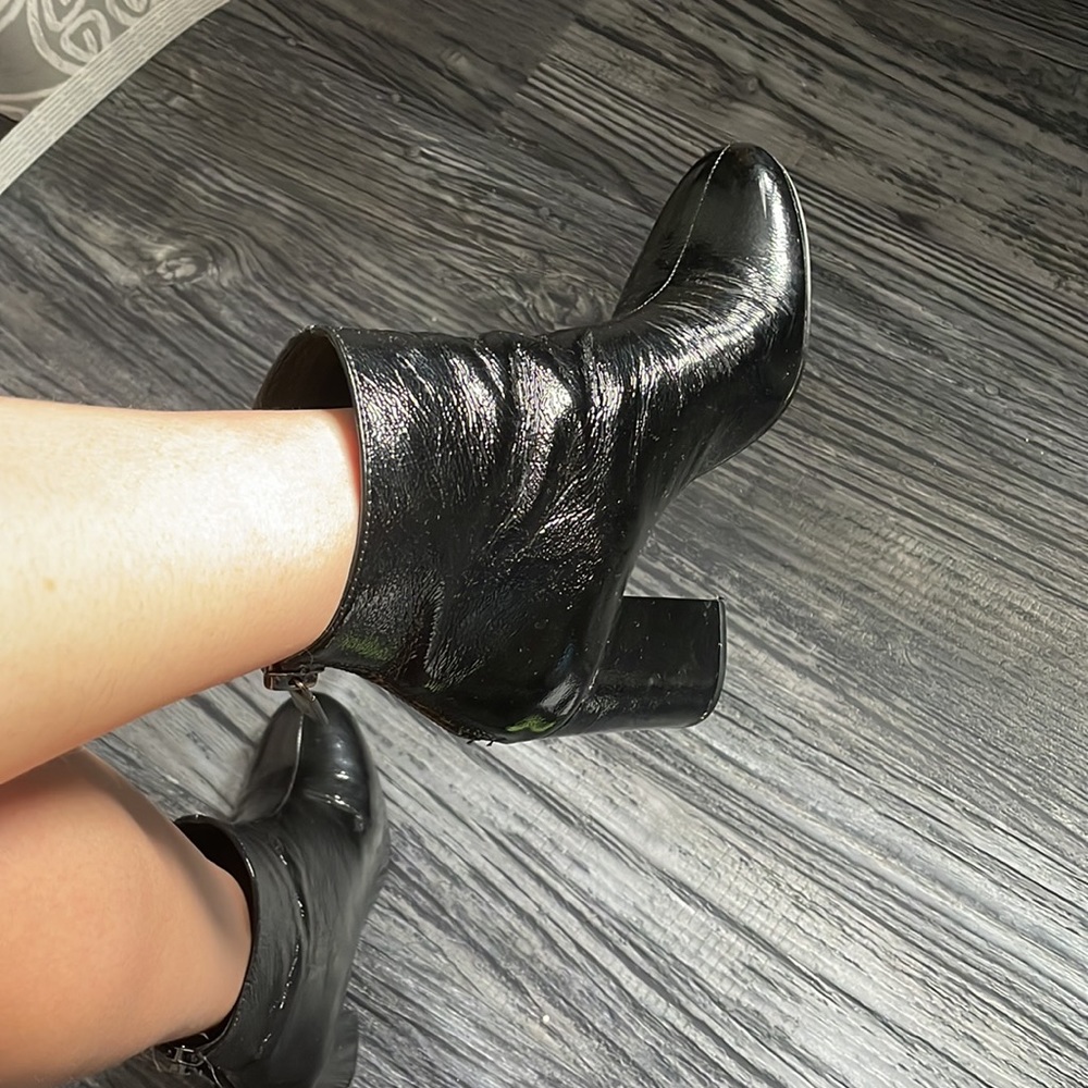 Kenneth Cole Black Leather Booties with High Shine